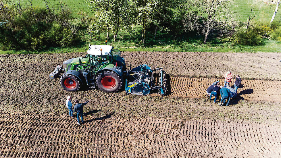 Het verdiepen van de bouwvoor gebeurt onder meer met een diepspitfrees, zoals te zien op de foto.
