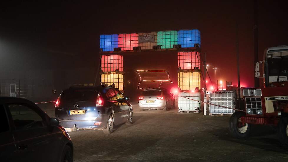De pauzeplek was bij Ven Agra Service in Langenboom waar de parkeerwachters de auto’s dirigeerden door de poort van verlichte ibc’s. „We denken van te voren goed na over de logistiek: voldoende parkeerplekken en via een andere route weer het erf verlaten