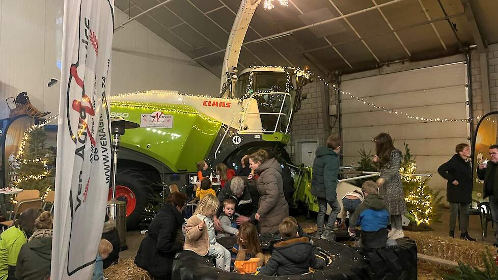 Kinderen vermaakten zich prima in de tractorbanden gevuld met maispitten. Op de achtergrond de maishakselaar van Ven Agra Service. „We hebben dit jaar het 10-jarig bestaan gevierd met een open dag. Nu vroeg de organisatie zeker zoveel werk, maar het is on