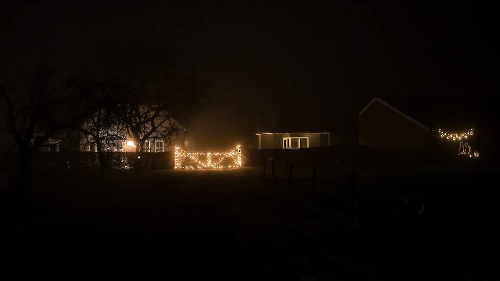 Eenvoudige verlichtingen zoals een hek of silo geven het platteland een prachtige sfeer.