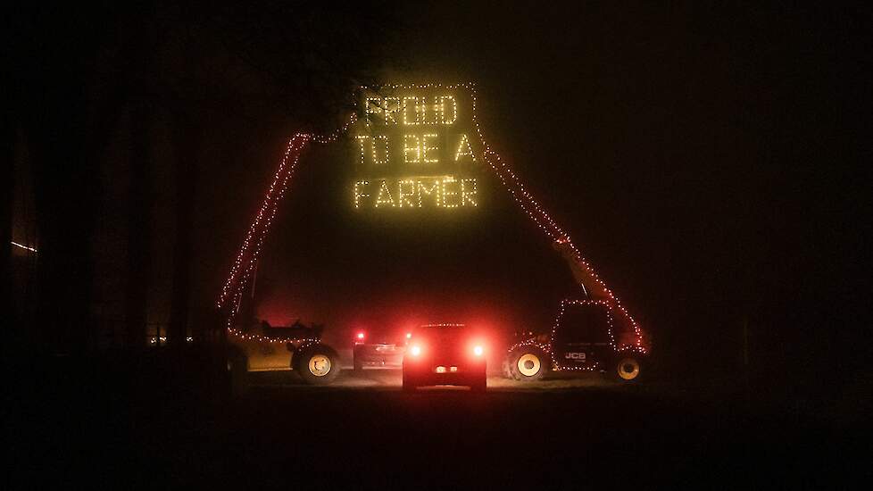 Proud to be a farmer hing over de Sperwerstraat in Mill bij familie van Lith. „We wilden letterlijk uitstralen dat we ondanks alle kritiek en negativiteit die soms over ons heen komt, we trots dat zijn op het feit dat we boer zijn”, zegt vleeskuikenhouder