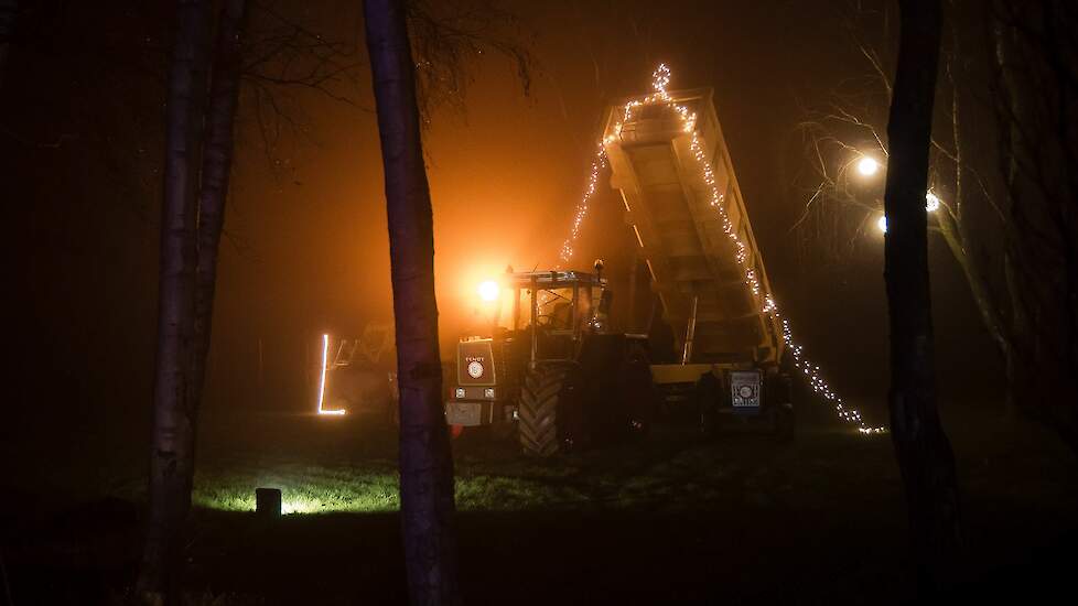 Het speelse element is elk jaar de verlichte letters. „Die vormen een toepasselijke zin. Deelnemers kunnen die afmaken en mailen naar info@landvancuijkboertbewust.nl en maken kans op een boerenprijs”, legt Rob Wientjes, melkveehouder in Sint Anthonis, voo