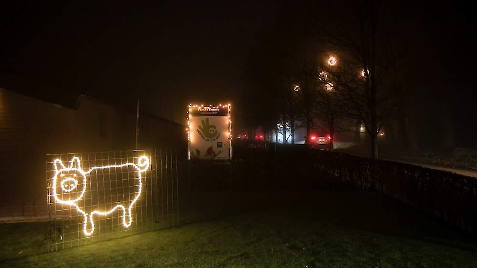 Burgers zien de vele stallen, maar hebben vaak geen idee wat voor dieren erin leven. De verlichte route is een mooie gelegenheid om dat te laten zien.
