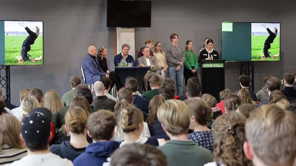 HAS-studenten lezen hun brieven voor tijdens de slotbijeenkomst van 'Iets met boeren'