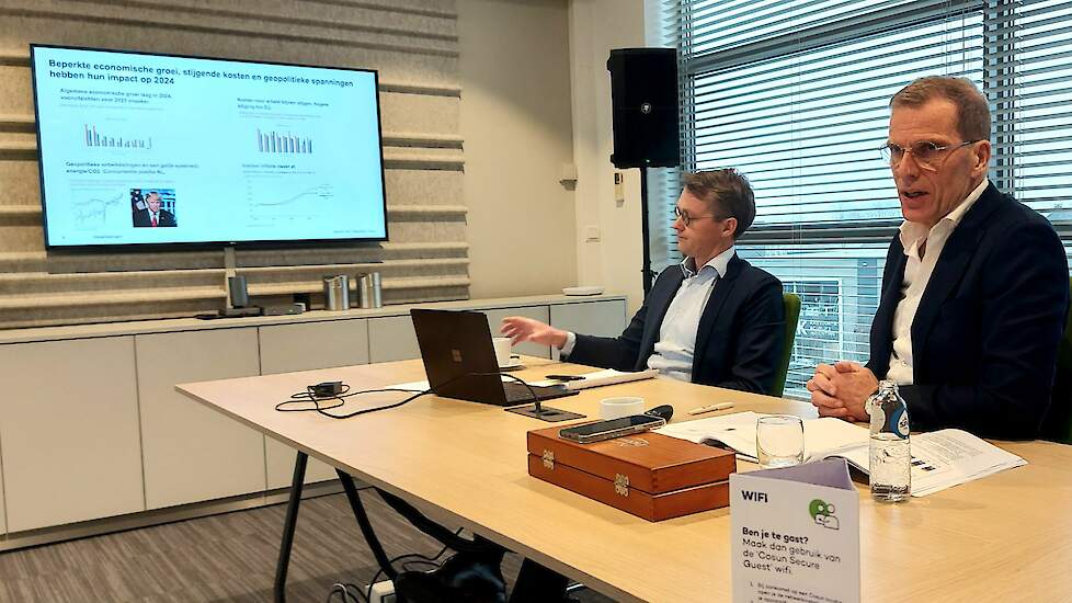 CEO Hans Meeuwis (rechts) en Arwin Bos, voorzitter raad van beheer geven een toelichting over de ontwikkelingen binnen Cosun.