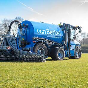 Bij melkveehouder Van den Boom werd een eerste gift van 22 kuub drijfmest per hectare aangewend.