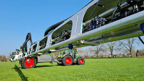 De Fendt Rogator getrokken veldspuit van Van Leeuwen Boomkamp is uitgevoerd met BBLeap, waarmee de teler zorgt dat hij op precies de juiste plek een bespuiting uitvoert.