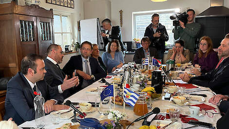 Christophe Hansen (derde van links) luistert aan de keukentafel naar Zeeuws landbouwgedeputeerde Arno Vael.