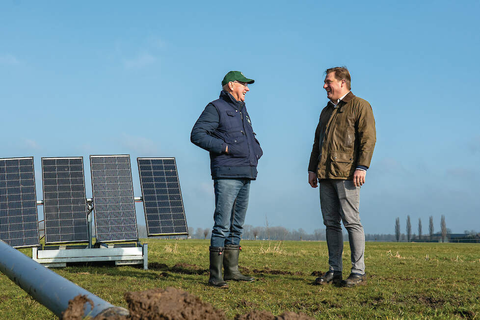 Geert van Odijk (rechts) heeft gedurende het seizoen goed contact met weidevogelvrijwilliger Harrie Noordhuis.