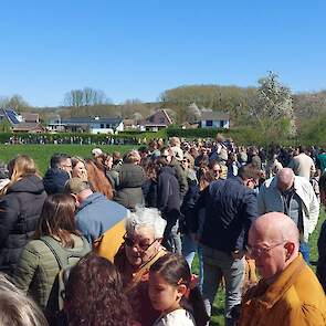 Reeds geruime tijd voorafgaand aan de eerste weidegang, stonden de bezoekers rijen dik rondom de huisweide te wachten.