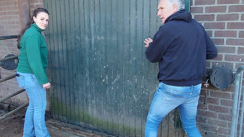 Zondagmiddag klokslag 2 uur opende melkveehouder Peter Thijssen samen met dochter Elke, onder een strakblauwe hemel, de poort van hun ligboxenstal.