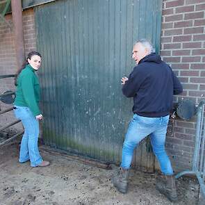 Zondagmiddag klokslag 2 uur opende melkveehouder Peter Thijssen samen met dochter Elke, onder een strakblauwe hemel, de poort van hun ligboxenstal.