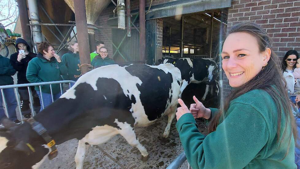 Elke is zeer onder de indruk van de almaar stijgende publieke belangstelling voor de eerste weidegang van het seizoen. Wat in 2018 ooit begon als een dorpsgebeuren en gadegeslagen door enkele honderden belangstellenden, is uitgegroeid tot een jaarlijks ev