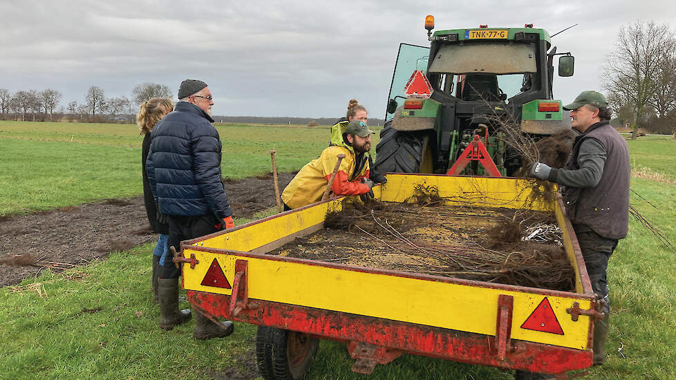Samen met vrijwilligers plantte Van der Meer in januari dit jaar zes voederhagen aan. Hier even kort overleg met de vrijwilligers.