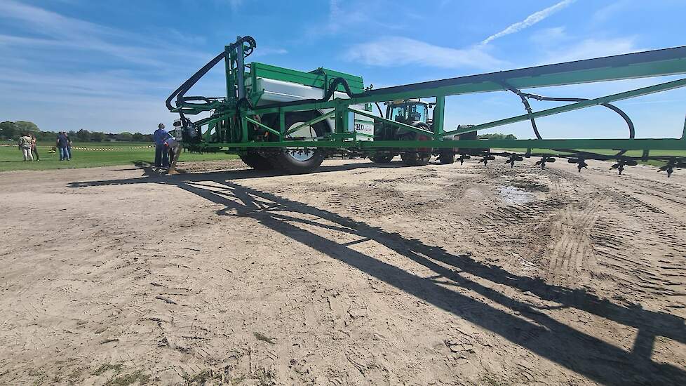 Deze veldspuit van CHD is gloednieuw en aangeschaft 'om ook in de toekomst aan alle strikte eisen te blijven voldoen', zo stond er langs de machine op een A4'tje beschreven. De spuit heeft een werkbreedte van 27 meter en wordt ingezet bij de teelt van de