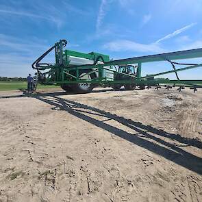 Deze veldspuit van CHD is gloednieuw en aangeschaft 'om ook in de toekomst aan alle strikte eisen te blijven voldoen', zo stond er langs de machine op een A4'tje beschreven. De spuit heeft een werkbreedte van 27 meter en wordt ingezet bij de teelt van de