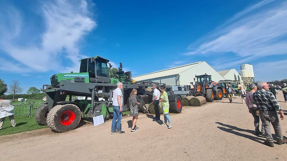 Deze grote oogstmachine is ontworpen door Thijs Hendriks en in opdracht van het graszodenbedrijf extern gebouwd. De rollen die worden geoogst hebben een breedte van 2,4 meter en Hendriks Graszoden is het enige bedrijf wereldwijd dat dit kan.