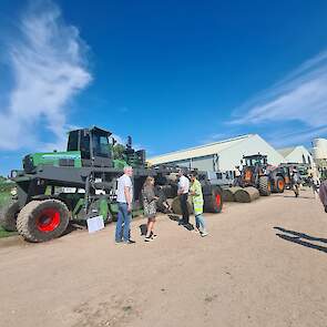 Deze grote oogstmachine is ontworpen door Thijs Hendriks en in opdracht van het graszodenbedrijf extern gebouwd. De rollen die worden geoogst hebben een breedte van 2,4 meter en Hendriks Graszoden is het enige bedrijf wereldwijd dat dit kan.