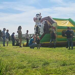 Naast de diverse versnaperingen die te verkrijgen waren, konden de kinderen zich eindeloos vermaken op springkussens en bij het traptractorparcours.