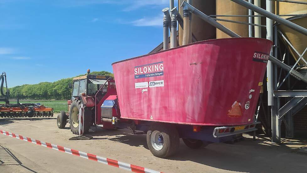 De voermengwagen waarmee de koeien worden gevoerd.