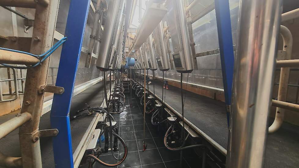 De te wandelen route liep ook door de melkstal heen. Er kunnen 2x12 koeien tegelijkertijd gemolken worden.