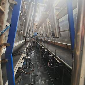 De te wandelen route liep ook door de melkstal heen. Er kunnen 2x12 koeien tegelijkertijd gemolken worden.