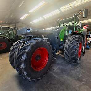 Met deze Fendt 728 Vario wordt de grasmat ingezaaid. De trekker stamt uit 2023 en heeft 280 pk. Achter deze grote machine hangt een Lemken Solitair 9 zaaimachine die met een werkbreedte van 3 meter de grasmat in kan zaaien.