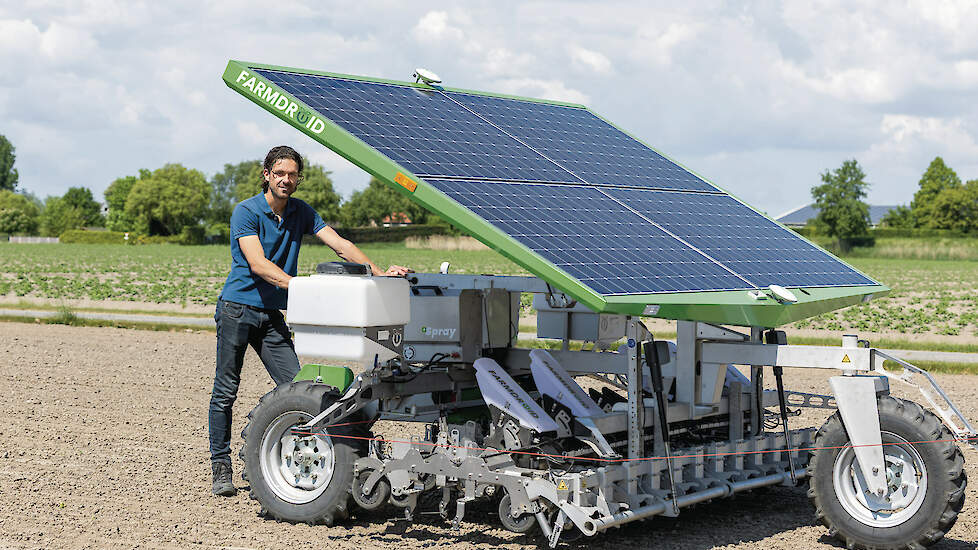 Akkerbouwer Jack Simons uit Steenbergen (Noord-Brabant) is trots op de schoffelrobot FarmDroid