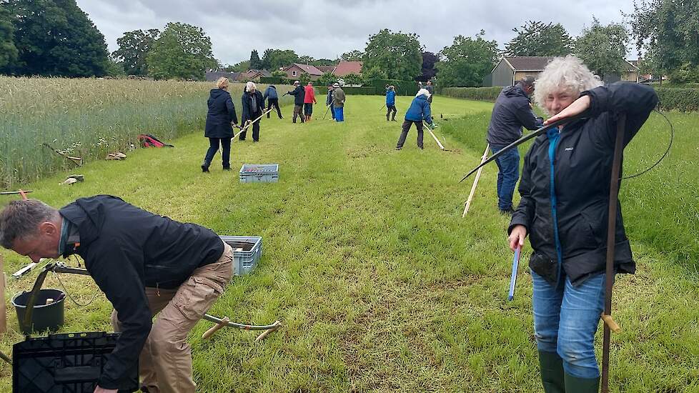 In Einighausen wordt het oude ambacht - en de man met de zeis - weer nieuw leven ingeblazen. Niet zo verwonderlijk in het tot de gemeente Sittard-Geleen behorend kerkdorp. Op de eerste zondag van augustus staat hier al tientallen jaren het Oude Ambachten