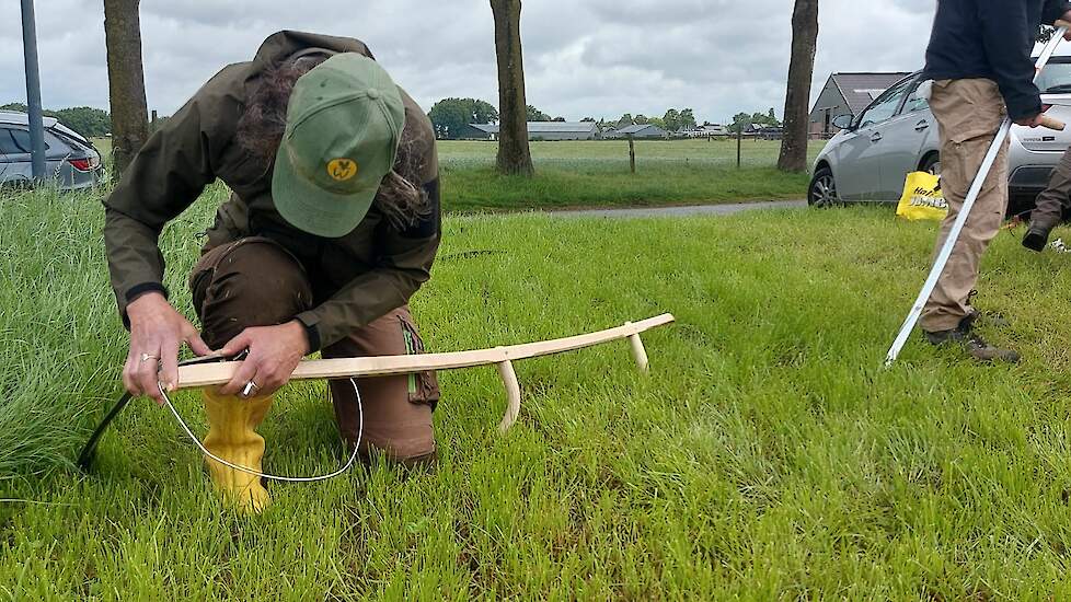Het afstellen van een zeis is belangrijk om ervoor te zorgen dat het gereedschap optimaal presteert. Daartoe dient het mes goed bevestigd te zijn aan het handvat en zich in een horizontale positie te bevinden wanneer de zeis plat op de grond ligt.