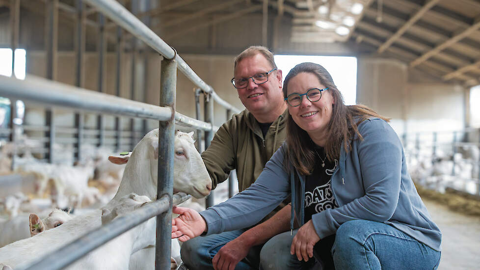 Geitenhouders Marco en Angela Smulders bouwden hun eigen bedrijf uit tot volwaardig melkgeitenbedrijf.