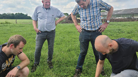 Marc, Gerard en Thieu in het veld waar aanwezige Sietse Hartman een kuilprofiel maakt.