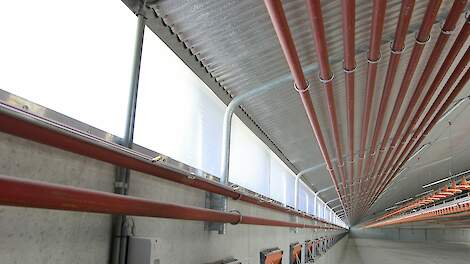 De vleeskuikenhouder past nu een verwarmingssysteem met (indirect gestookte) warmteheaters en ventilatoren toe (BWL 2009.14.V3) in zijn bestaande stal. Hij wil beide stallen voorzien van een buizenverwarming (foto) langs de zijkant van de stal voor drogin