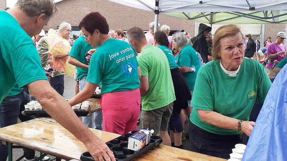 Tijdens de drukke werkzaamheden is er altijd tijd voor een praatje en een luisterend oor.