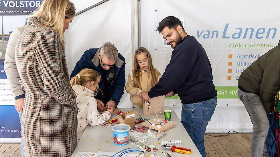 Partners zoals Van Lanen Elektro uit Mill zorgden voor de nodige stroomvoorziening op het terrein en gaven uitleg over de wereld van de elektra. „Het Pluk en Oogstfeest is een feest voor alles wat met voedsel heeft te maken. Het hele netwerk eromheen, dat