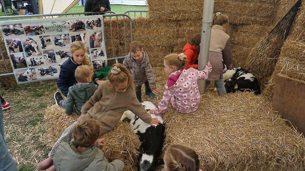 „Het Pluk &Oogstfeest is een mooi evenement om het verhaal achter ons voedsel te laten zien. Wij waren er met onze jongste kroelkoeien zodat onze jongste burgers al kennis hebben kunnen maken met deze dieren. De blije gezichtjes van de kinderen en vele po