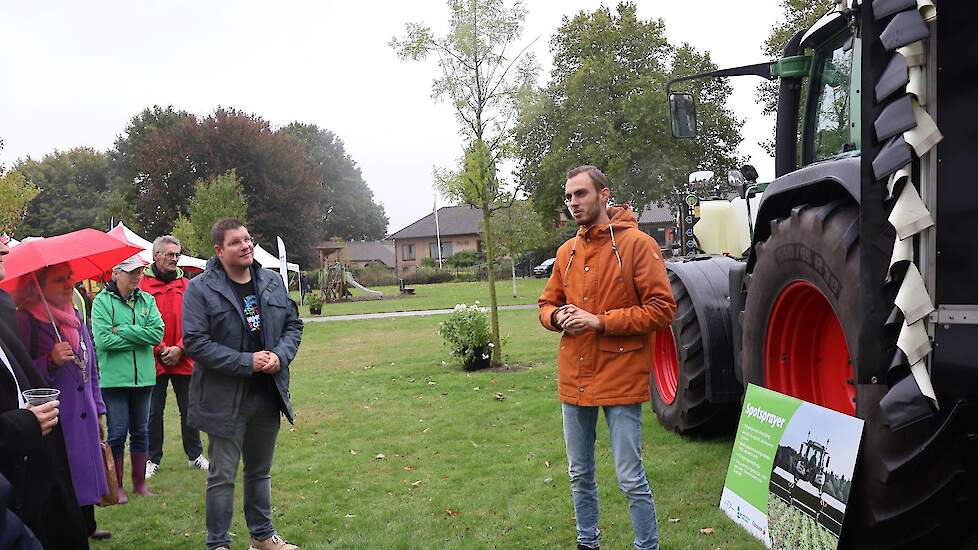 De stakeholders kregen een foodtour over het hele terrein. Akkerbouwer Harm Hendriks uit Oploo gaf uitleg over zijn spotsprayer waarmee het gebruik van bestrijdingsmiddelen fors vermindert door gebruik te maken van slimme technieken.