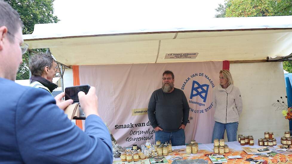 Op de Smaakmarkt konden de bezoekers genieten van streekproducten uit Land van Cuijk en de regio. Imker Rob Somers is als imker deelnemer van Land van Cuijk Boert Bewust. Bijen zijn immers de start van de kringloop.