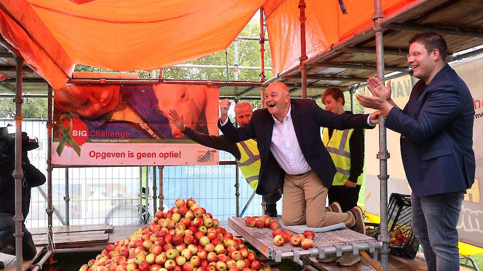 Zaterdag legde wethouder Mark Janssen - van Gaal de eerste appel voor de appelpiramide. Zondag om 13 uur legde gedeputeerde Marc Oudenhoven van provincie Noord-Brabant de laatste van de 9.300 appels waarmee het wereldrecord door Luuk Broos een feit was. D