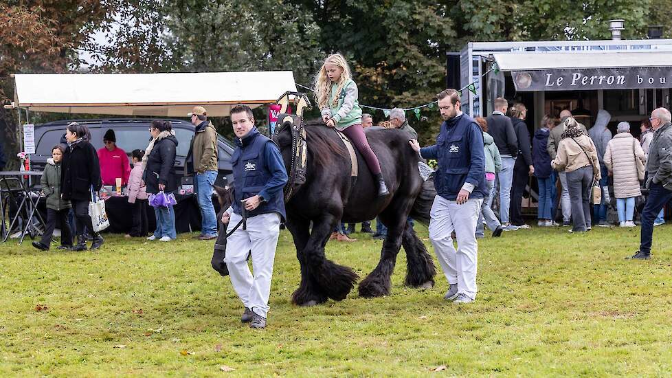 Op de Smaakmarkt was ook volop vertier voor de kleinsten. Een rondje rijden op een Belgisch trekpaard van de Metworstrennen uit Boxmeer was wel heel speciaal.