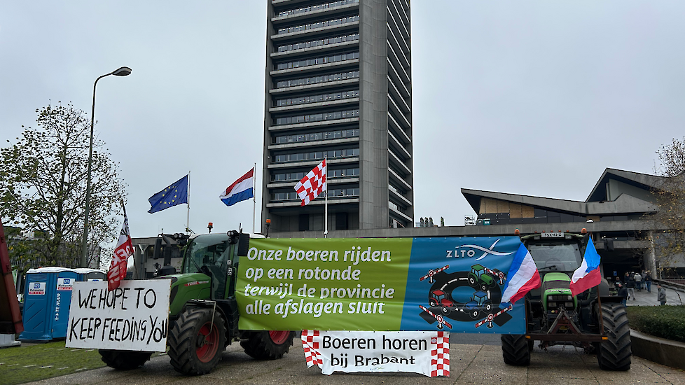 Boerendemonstratie tijdens Statenvergadering Brabant over aanscherping ammoniakemissiereductie maatr