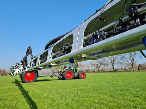 De Fendt Rogator getrokken veldspuit van Van Leeuwen Boomkamp is uitgevoerd met BBLeap, waarmee de teler zorgt dat hij op precies de juiste plek een bespuiting uitvoert.