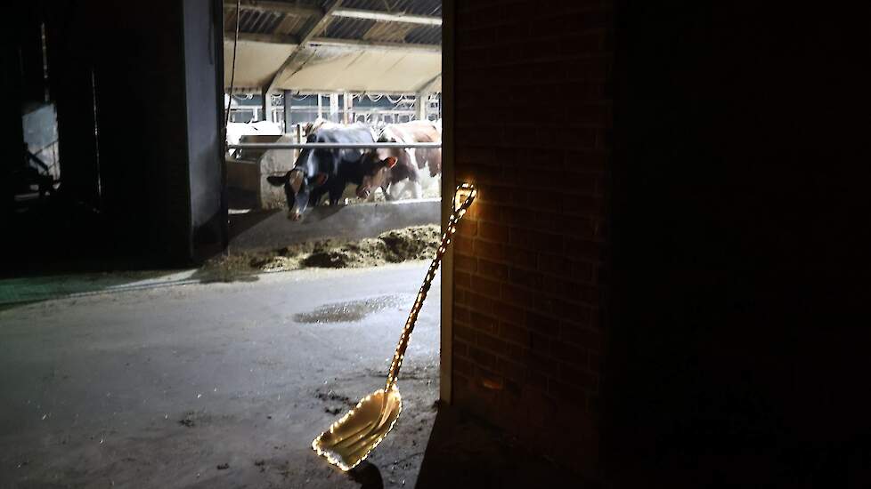 Onderweg veel leuke details, van verlichte fiets tot gereedschap. Hier een schep bij Zuivelboerderij Klef waar de auto’s ook door de koeienstal mochten rijden.