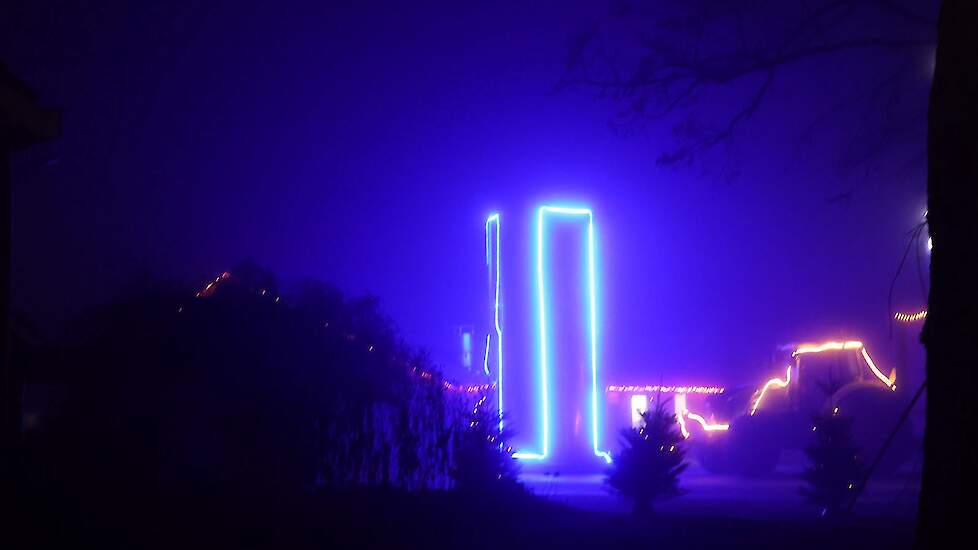 Verlichte silo op het erf bij familie Alders in Overloon.