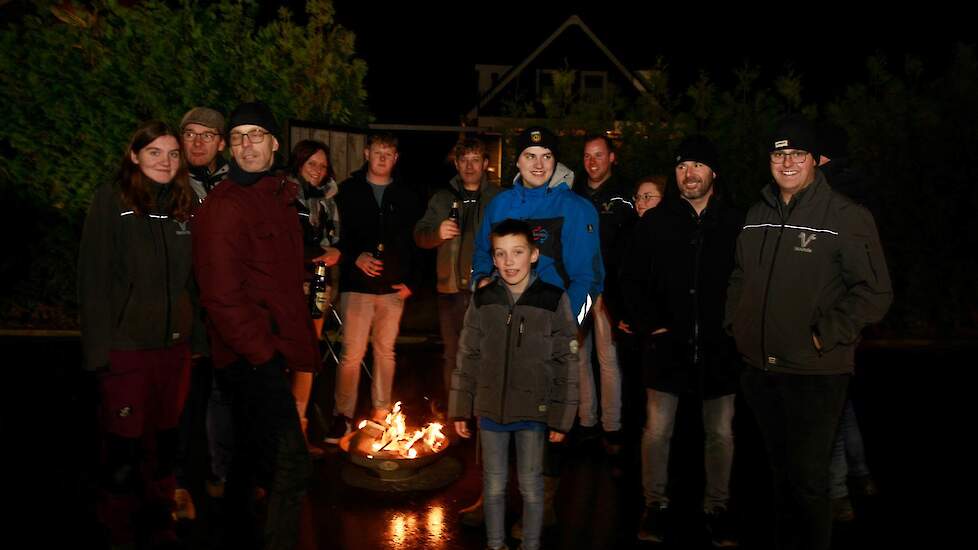 De boeren maakten het onderling ook gezellig: vuurkorf en wat drinken erbij, hier op het erf van Rongen Vitalvé in Oploo.