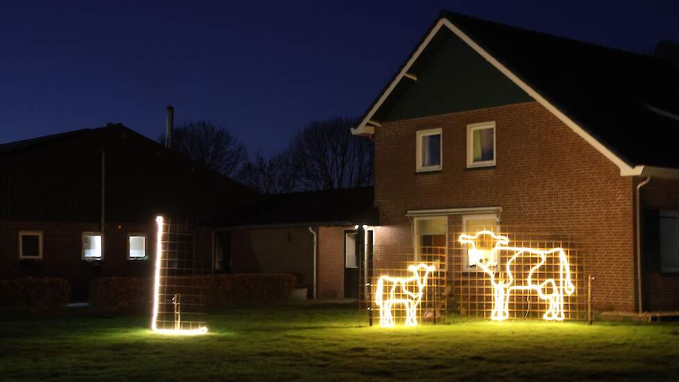 De erven waren prachtig verlicht. De route heeft een puzzelelement; op 27 erven van Boert Bewust deelnemers, partners en ZLTO leden stonden verlichte letters.