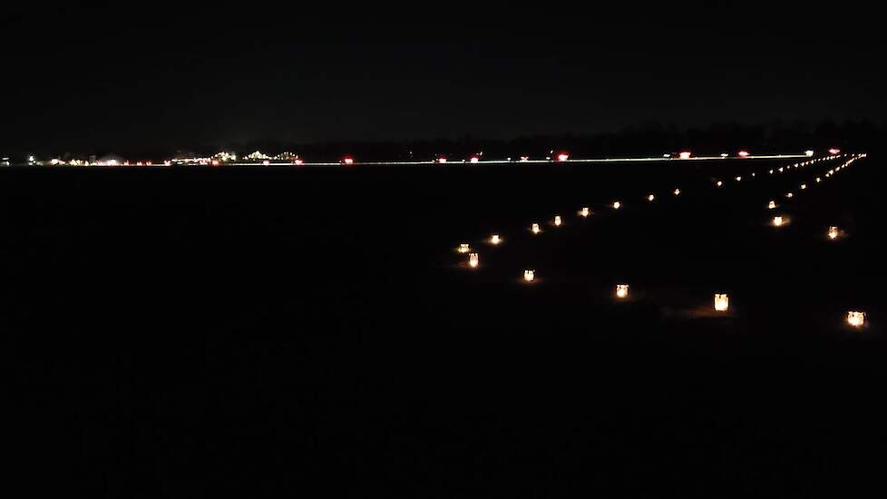 Een echte blikvanger voor de burgers was het koeienpad tussen twee boerderijen; verlicht met 500 weckflessen met waxinelichtjes. „Het was even een werk die te zetten maar samen met de hele familie was het kei leuk om te doen”, zegt Teun Wientjes, melkveeh