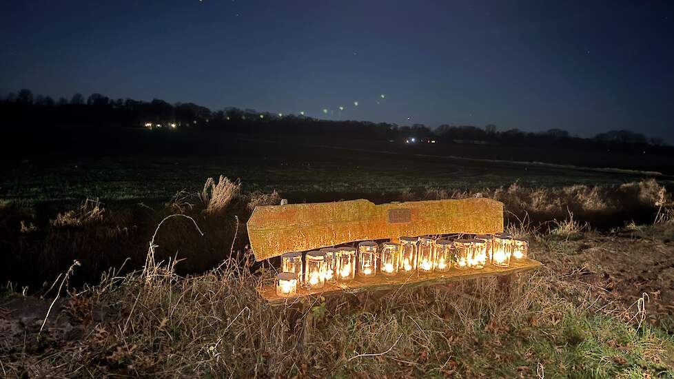 Het koepad hun V.O.F. Schipperspeel loopt van het opfok- naar melkveebedrijf, met halverwege een verlicht bankje.