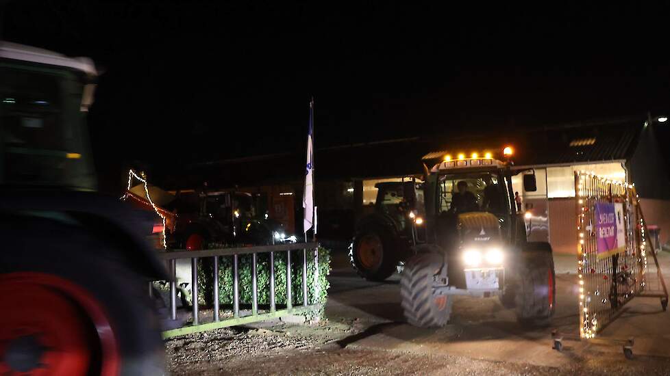 Een groep jongelui reed mee met tractoren. Ook gezellig.