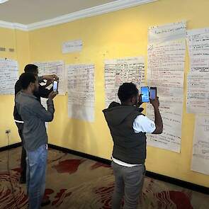 De cursisten aan het werk.